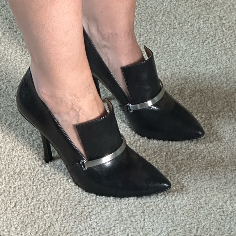 Nine West size 8 black shoes. Almost new.